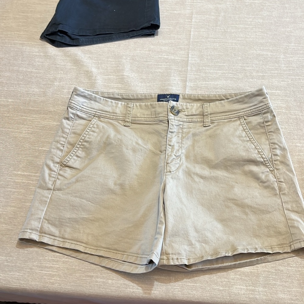 American Eagle Outfitters Midi, Stretch beige shorts. Size 8